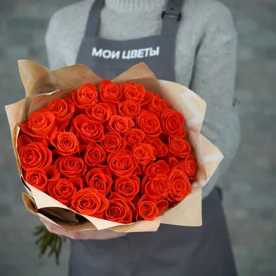 Корзина из 25 роз «Коралловые розы Вау с зеленью», артикул: 333017385, с  доставкой в город Москва (внутри МКАД)