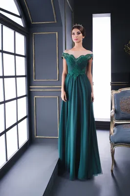 Вечернее платье в пол с портретным декольте, изумрудное Yolanda V-007 —  купить в Москве - Свадебный ТЦ Вега