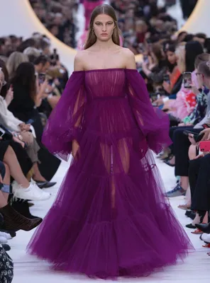 Runway Valentino Spring Summer 2020 Women's Collection Paris Fashion Week |  Outfits, Moda de alta costura, Ropa de moda