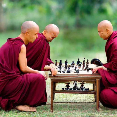 Веселые монахи играют шахматы» — создано в Шедевруме