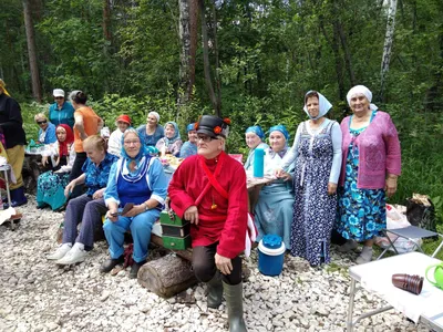 Веселые выпускники празднуют день рождения с тортом и воздушными шарами  стоковое фото ©ljsphotography 131841046