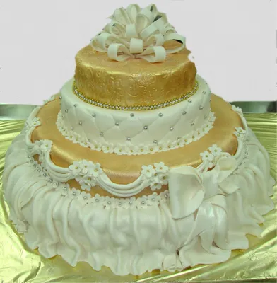 Свадебный торт с марципановыми цветами