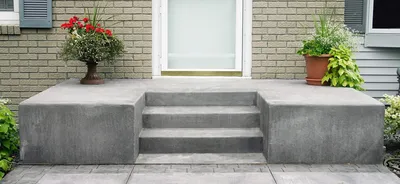 Какими бывают бетонные крылечки, технология и правила их строительства.  Материалы для облицовочных работ, преимущества возведения монолитных  площадок с лестницей.