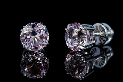 Славия - ювелирный магазин - 💎 Виды огранки драгоценных камней: БАГЕТ 🔍  Появилась данная форма огранки в 1920-е, в эпоху модерна, когда украшения  были способом выделиться и драматично подчеркнуть образ. Сейчас багет