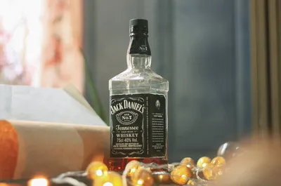 Johnnie Walker Black Label купить виски л в подарочном пакете оптовая цена  | WINEWINE