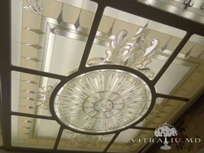 Потолок из витражного стекла с подсветкой — дизайн, конструкция,  использование