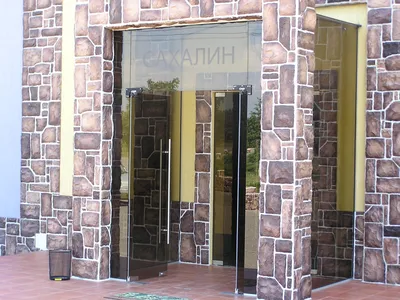 Стеклянные входные двери для дома, купить в Москве — цена и фото на веранде  частного загородного дома