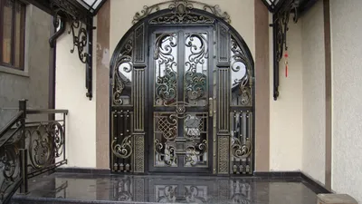 Входные металлические двери со стеклом и решеткой в СПб