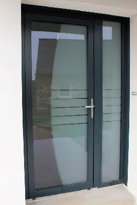 Входные стеклянные двери для частного дома: удобство и надежность