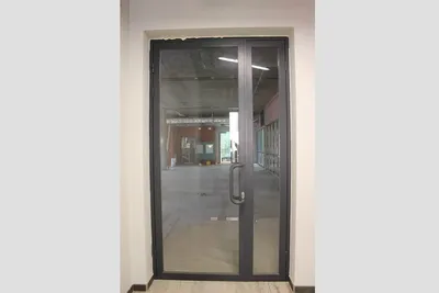 Входные двери со стеклопакетом – заказать входные двери со стеклом из  пластика, алюминия в Москве