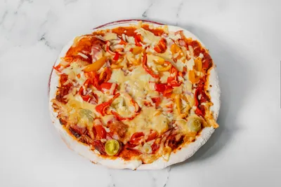 Домашняя пицца в духовке с колбасой классическая рецепт фото пошагово и  видео - 1000.menu