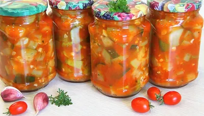 Салат из кабачков на зиму с морковью и луком: рецепт - Лайфхакер