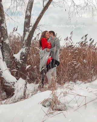 Счастливые влюбленные зимой на фоне заснеженного леса на открытом воздухе |  Премиум Фото