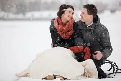 Молодая влюбленная пара держит красное бумажное сердце на открытом воздухе  зимой :: Стоковая фотография :: Pixel-Shot Studio