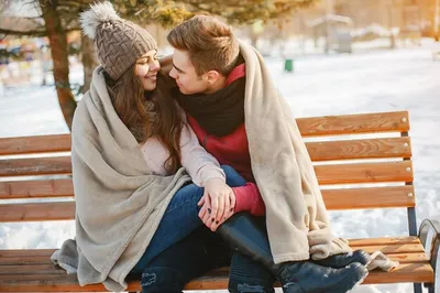 Взрослые влюбленные целуются на пляже зимой Стоковое Фото - изображение  насчитывающей сначала, датировка: 165764420