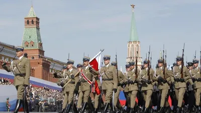 Скачать обои солдаты, Москва, СССР, флаги, Россия, Красная площадь, 9 мая,  военные, раздел праздники в разрешении 600x1024