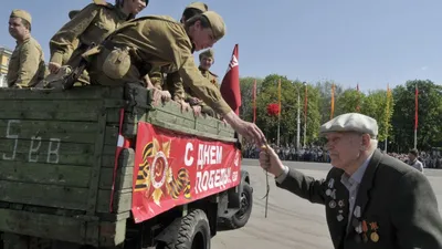 На главную улицу города вышли военные и танки – в Екатеринбурге стартовал  парад Победы - «Уральский рабочий»