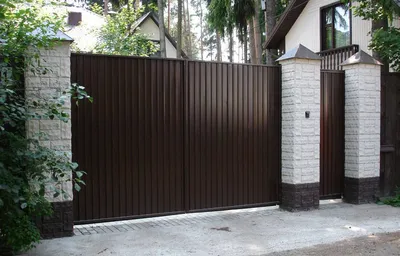 Забор и Откатные Ворота из металлического штакетника в Гатчине