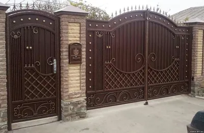 Металлические стильные ворота для частного дома.