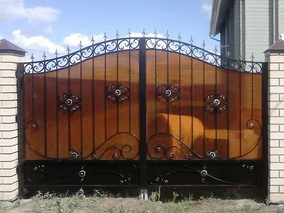 Секционный забор из поликарбоната, ковки и кирпича купить по цене 49990  руб. в Москве от производителя