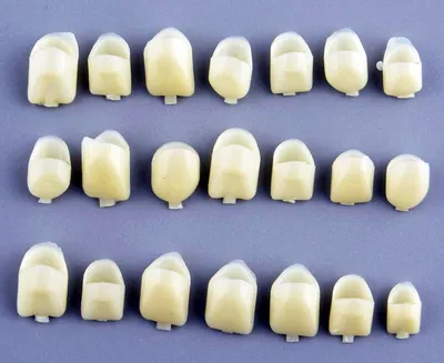 Коронки на передние зубы: особенности и виды