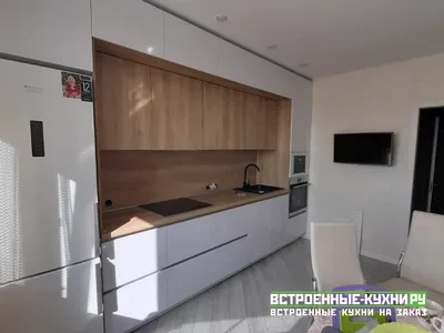 С холодильником и пеналом в коридоре, прямая встроенная кухня