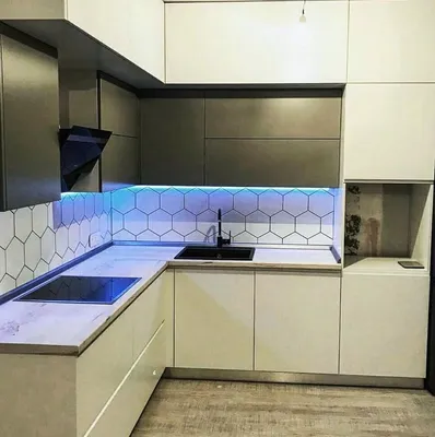 Встроенная угловая кухня в стиле лофт с высокими шкафами