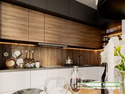 Кухня с антресолями и встроенным холодильником с деревянной столешницей —  Современные кухни — Кухни — Каталог