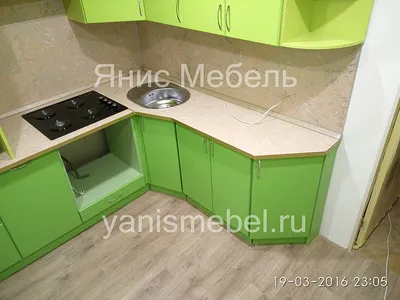 Угловая трехцветная кухня с антресолями и открытыми полками - Кухни на  заказ по индивидуальным размерам в Москве