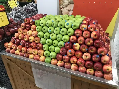 Выкладка фруктов в магазине