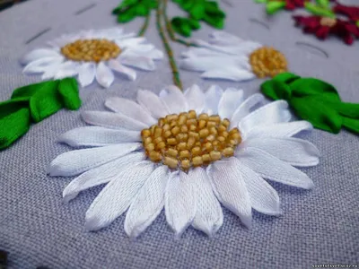 Ромашки - вышьем? Один из самых простых цветков для вышивки лентами | Вышивка  лентами и не только | Дзен