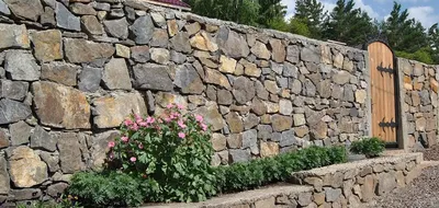 Забор из натурального камня Стоковое Изображение - изображение  насчитывающей часть, старо: 207056541