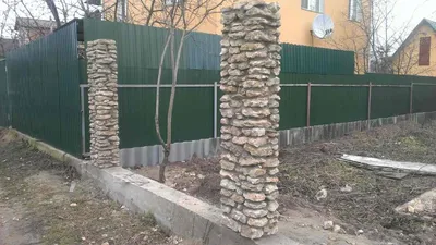 Декоративные столбы для забора из наборных бетонных блоков с натуральным  камнем Мрамор шахматка, цена в Великом Новгороде от компании  Производственная Компания ЕВРОКАМЕНЬ