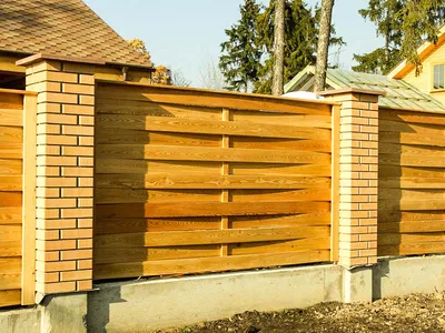 Забор из необрезной доски своими руками: горизонтальный, вертикальный -  инструкция - Good Zabor