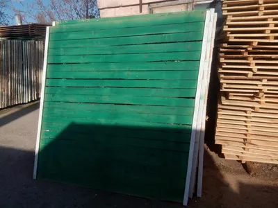 Сплошной деревянный забор с металлическим основанием купить по цене 184000  руб. в Москве от производителя