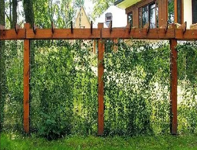 Серо-коричневый деревянный забор из старых поддонов Стоковое Изображение -  изображение насчитывающей свеже, бульвара: 164012303