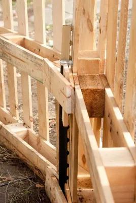 Как построить забор из дерева (поддонов, досок и других материалов) своими  руками — пошаговая инструкция с фото, видео и чертежами
