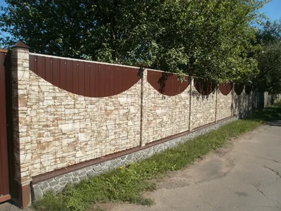 Забор из профлиста под камень секциями купить по цене 125000 руб в Запрудне  от производителя