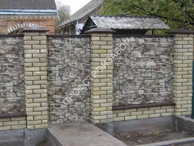 Забор из профнастила на ленточном фундаменте и столбы из блоков под камень