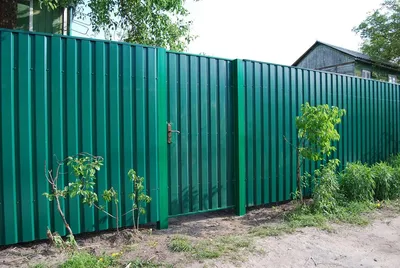 Забор из профнастила C20 для 10 соток коричневого цвета купить в Москве,  цена от 1300 руб. | Стройзабор