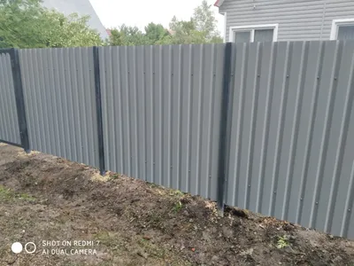 Забор из профнастила на даче недорого, цена от 950 руб. за 1м.п.
