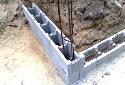 Забор из профнастила на ленточном фундаменте и столбы из блоков под камень