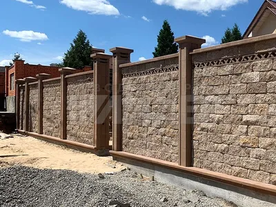 Комбинированный забор из профнастила и бетонных блоков