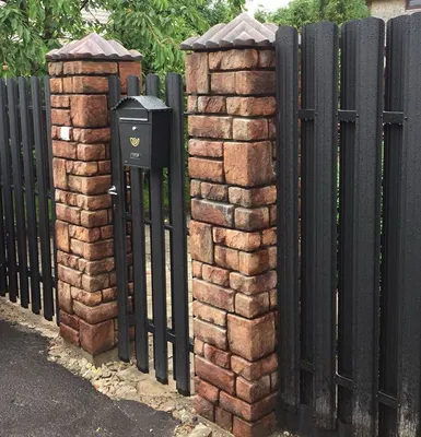 Забор жалюзи белого цвета со столбами из блоков купить в СПб