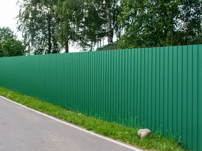 Зеленый забор из профнастила купить по цене 1050 руб. в Москве от  производителя