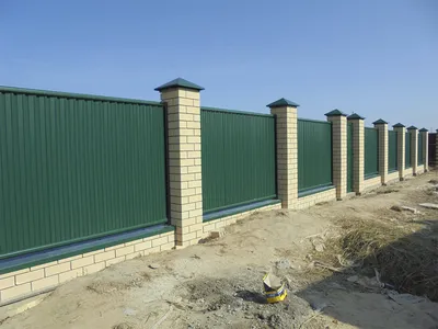 Зеленый забор из профиля на фундаменте купить по цене 2601 руб в  Некрасовском от производителя