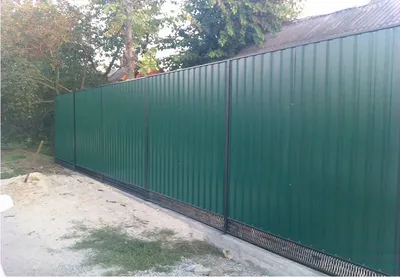 Зелёный комбинированный забор из профнастила с рабицей -