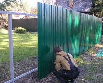 Забор из зеленого профнастила RAL 6005 | Купить в Москве