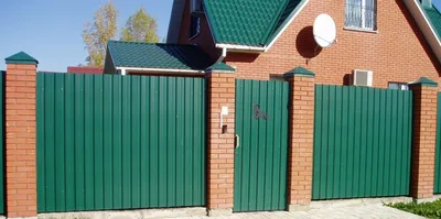 Забор из коричневого профнастила в Москве | Заборы из профлиста RAL 8017 -  цена с установкой под ключ