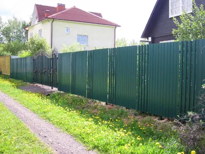 Забор из профнастила (Арт.5278) зеленого цвета (RAL 6005) толщиной 0.5 мм c  двумя лагами с бутованием столбов